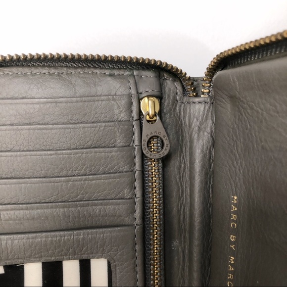 Authentic Marc Jacobs grey wallet wristlet holder - Picture 10 of 11